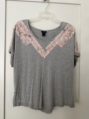 Buckle Daytrip Gray Top with Pink Floral Chevron Yoke Size Medium Rayon/Spandex